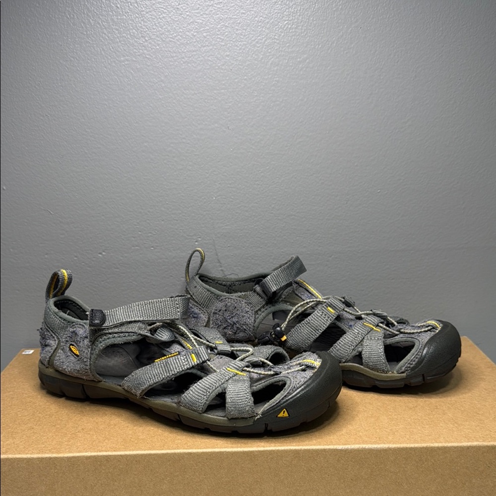 Keen CNX Clearwater Womens Gray Yellow Hiking Sport Sandals Outdoor Shoes